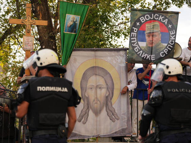 Srbskí policajti strážia pravoslávnych kresťanov mávajúcich vlajkou s vyobrazením Ratka Mladiča počas pochodu Pride v Belehrade v Srbsku v sobotu 5. septembra 2026.