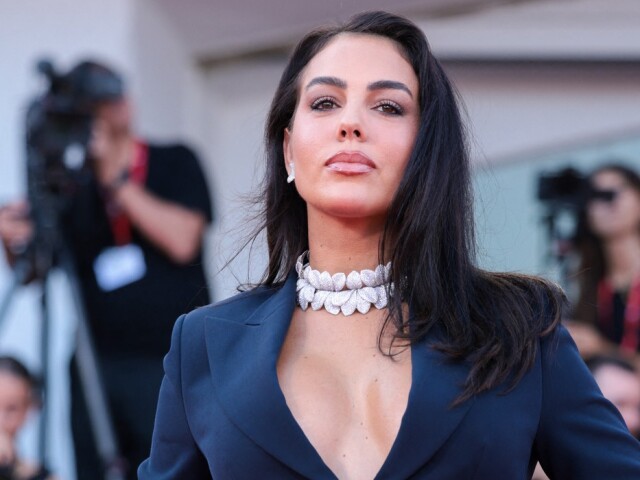 Móda z Benátok: Georgina Rodriguez ohúrila ako zvodná bohyňa, Susan Sarandon potvrdila, že šarm nemá vek