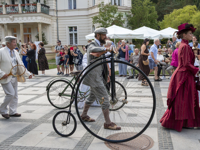 Cyklista. A za ním tenista.