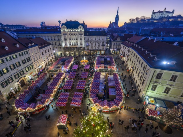 Vianočné trhy v Bratislave sú každoročne hojne navštevované turistami
