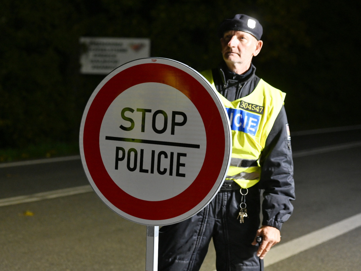 Polícia Kontrola Hranica Priechod