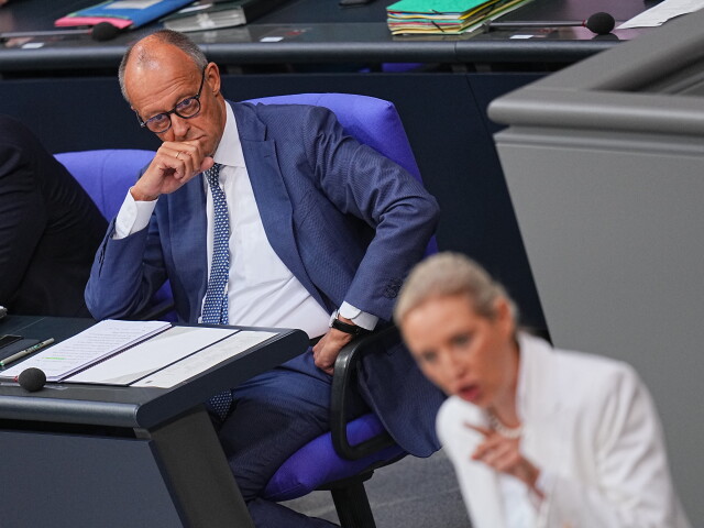Merz označil AfD za deštruktívnu silu, vypočul si piskot. Weidelovú pri Rusku a Ukrajine obvinil z „grotesknej“ zámeny rolí