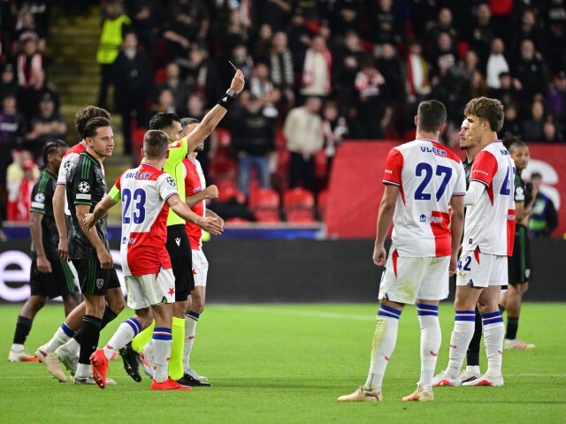 Trpký večer v Prahe. Hororový debut obrancu, červená po 50 sekundách. Slavia čaká na výhru už 19 rokov