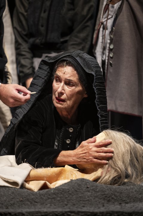Zuzana Kocúriková ako jedna z plačiek.