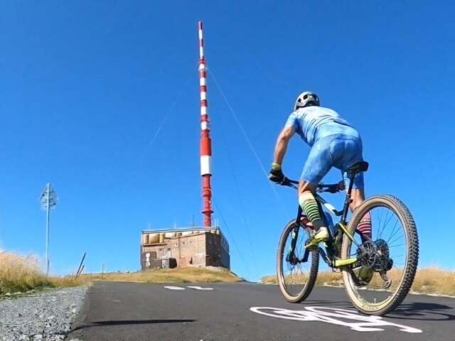 Niektorí cyklisti si trasu stihli vyskúšať už pred jej oficiálnym otvorením.
