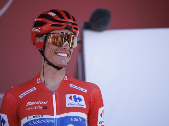 Po vynútenom odstúpení Pogačara mal najlepšie nohy. Mas oslavuje prvý celkový triumf na Grand Tour