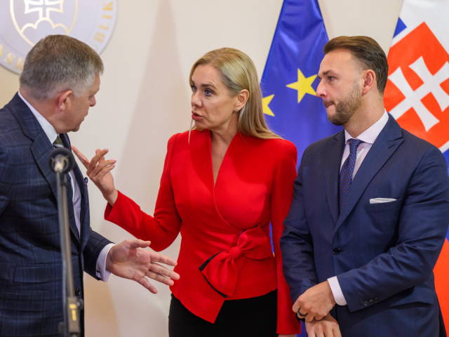Ruské radary aj zlyhanie pri energopomoci. Hnutie Slovensko chce odvolať Sakovú a Šutaja Eštoka