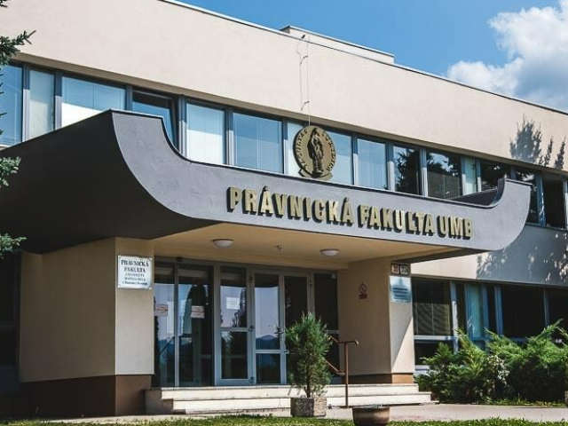 Kauza na právnickej fakulte má dohru: Rektor zasiahol, obaja pedagógovia skončili vo funkciách