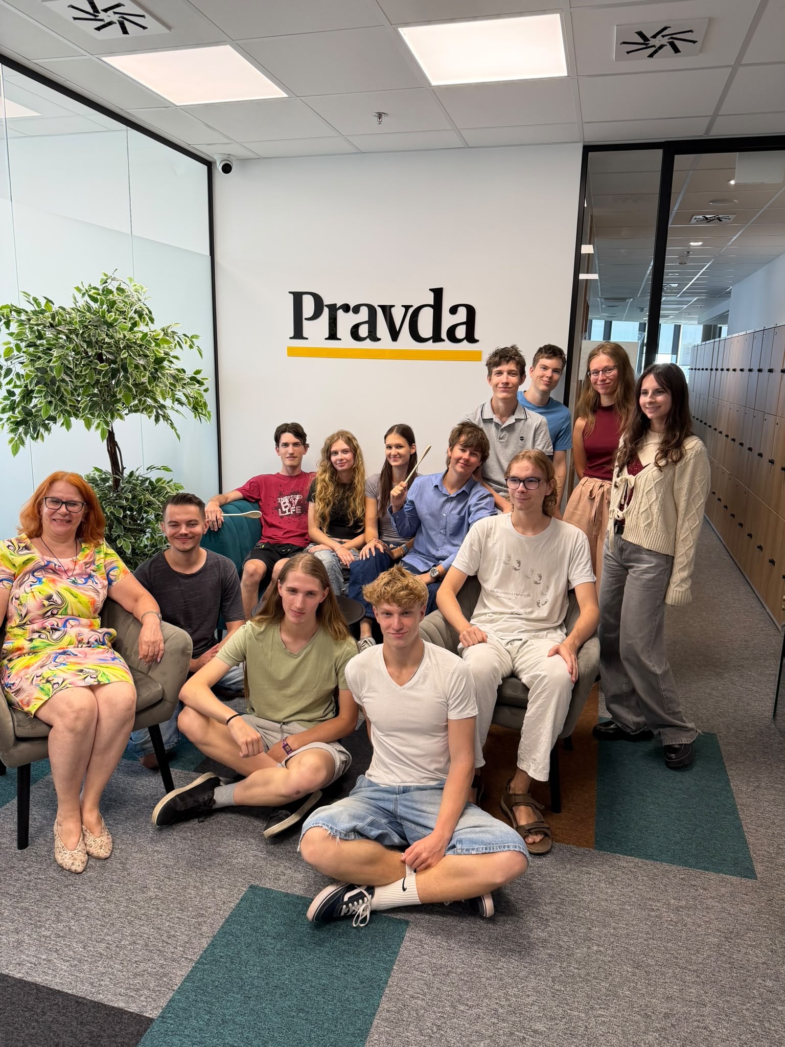Študenti bratislavského gymnázia Grösslingová (GAMČA) navštívili redakciu Pravdy.