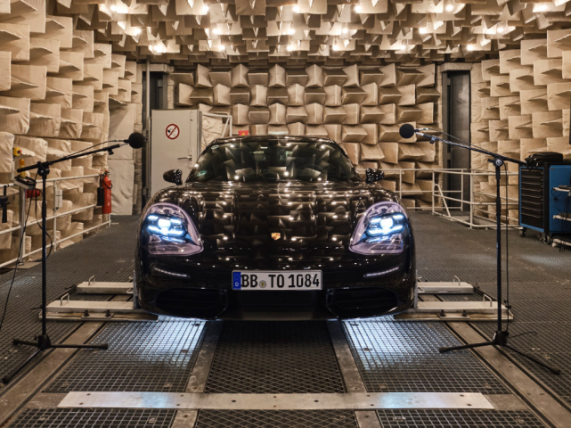 Nemci chcú zakázať umelé zvuky elektromobilov. Je to koniec elektropózerstva?
