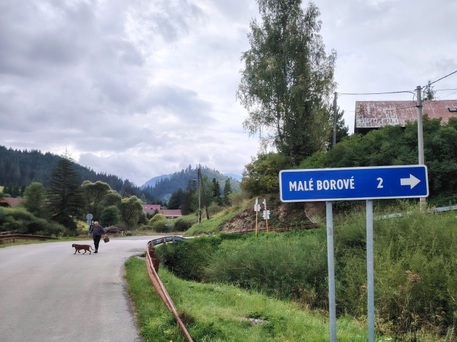 Smerovník na Malé Borové v susednej obci Huty.