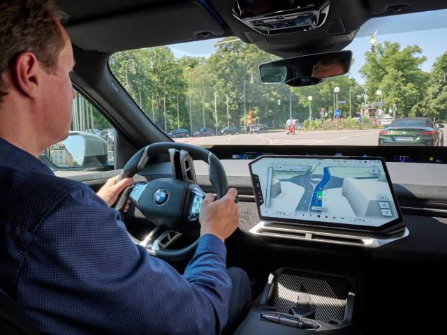 BMW spojí navigáciu s asistenčnými systémami. Nejde len o krajšiu grafiku