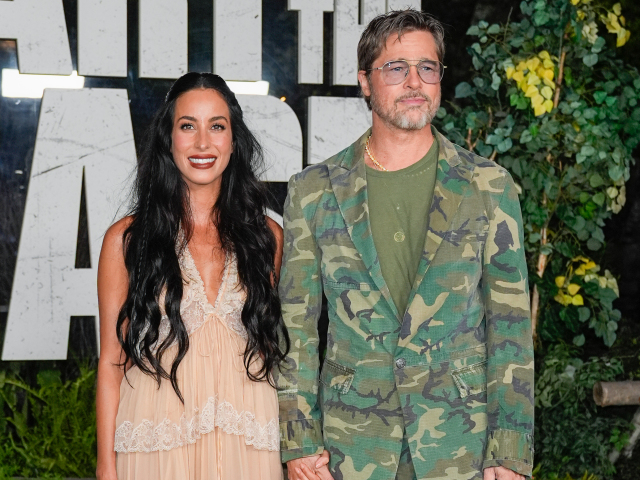 Brad Pitt v maskáčoch, jeho o 29 rokov mladšia partnerka v odvážnych priesvitných šatách. Zaľúbenci vyvolali ošiaľ na premiére