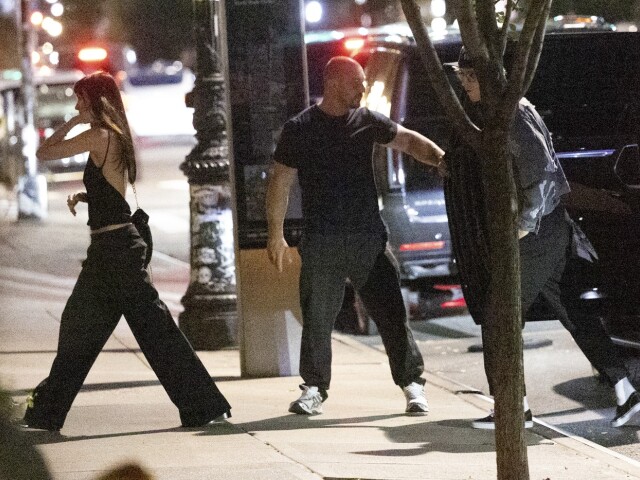 Dakota Johnson a MGK sa vraj stretávajú už niekoľko mesiacov. Čo ešte prezradil zdroj blízky spevákovi?