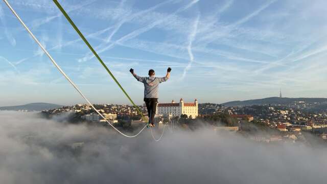 Slackliner / Jaan Roose /