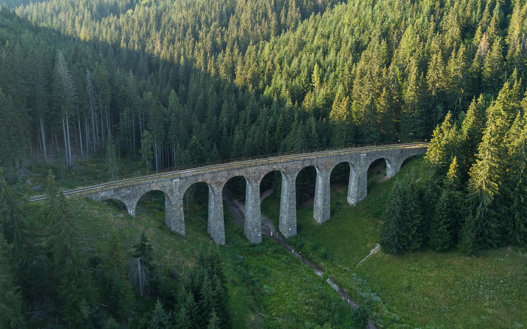 Na snímke z dronu Chmarošský viadukt pri obci Telgárt v okrese Brezno. Kamenný železničný viadukt s dĺžkou 114 metrov a výškou 18 metrov je súčasťou ojedinelého technického diela na Slovensku, tzv. Telgártskej slučky na železničnej trati Červená Skala - Margecany.