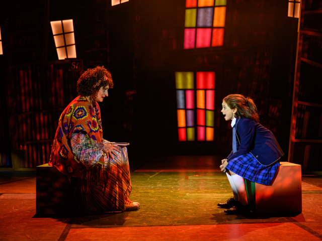 Lucia Vráblicová ako pani Phelpsová a Rebeka Fašiangová ako Matilda v muzikáli Matilda na Novej scéne.