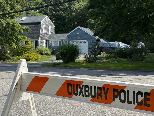 Policajná zátarasa pred bývalým domom Lindsay Clancyovej v meste Duxbury v americkom štáte Massachusetts 31. júla 2026.