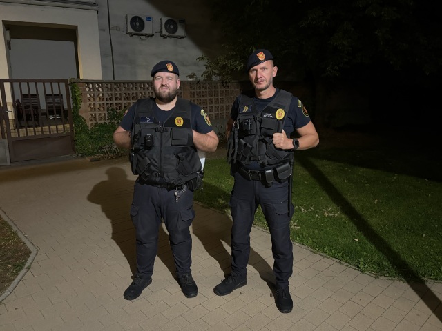 Obecná polícia Malinovo: príslušník Jozef Stríž (vľavo) a náčelník Vladimír Bukovan (vpravo).