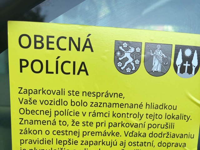 Obecná polícia rozdávala v obciach už aj žlté nálepky, ktoré si vodiči našli na oknách za nelegálne parkovanie.