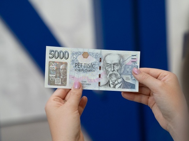Výročná päťtisícka s Masarykom pobláznila Česko. Ľudia na bankovku čakali celú noc, priekupníci už zarábajú