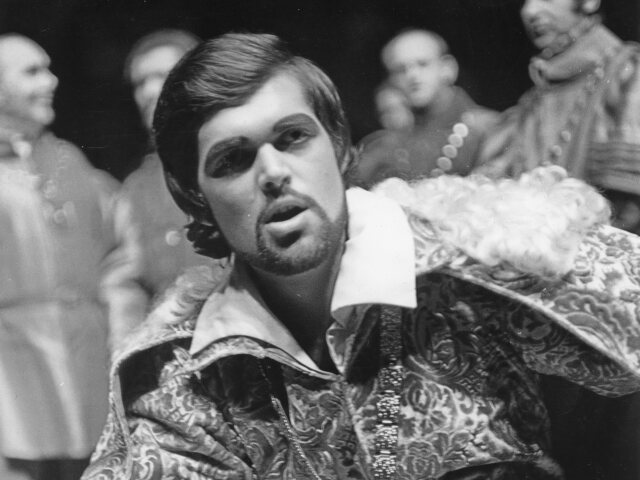 Peter Dvorský ako vojvoda z Mantovy v opere Rigoletto, SND, 1974