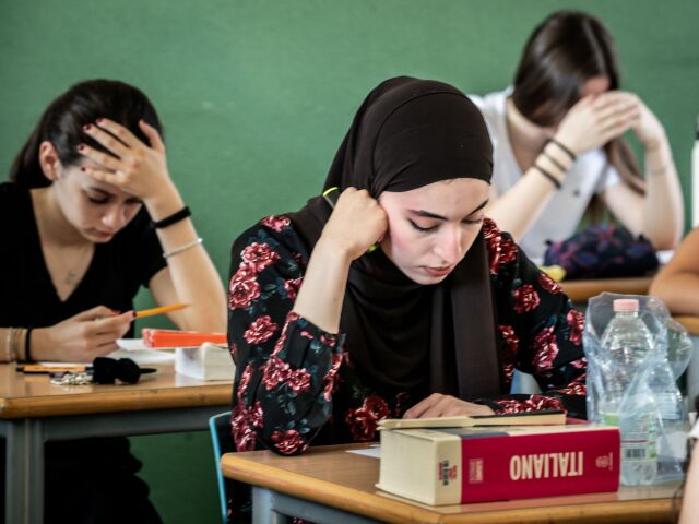V talianskych školách je priveľa migrantov. Vláda to chce riešiť: žiadna burka ani geto