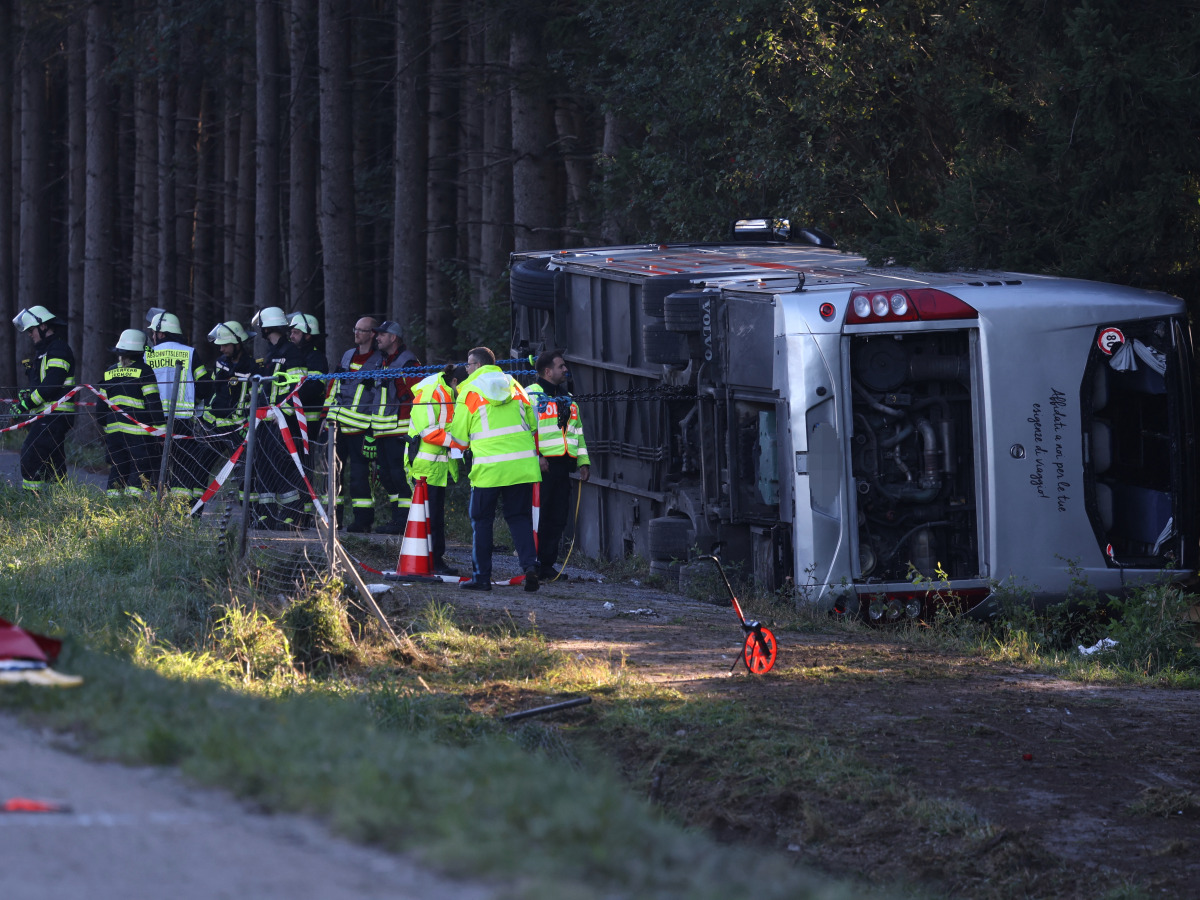 Buchloe, nemecko, záchranári, autobus, nehoda
