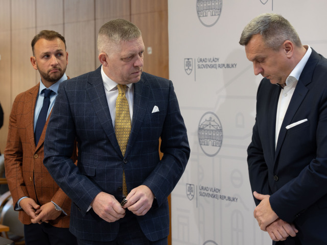 Komu vyhovujú voľby v januári? Politológ: Fico rozohral hru, no vstávať od plného stola sa neoplatí
