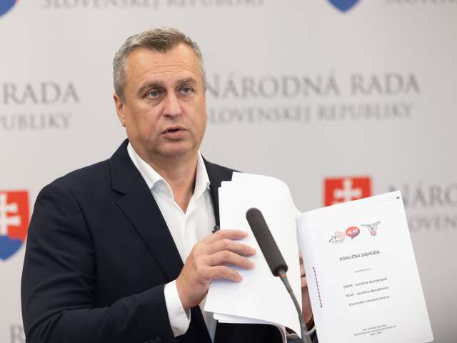 Dodržte sľub a odstúpte. SNS vyzýva Tarabu k rezignácii. Ak tak neurobí, v parlamente ho odvolá