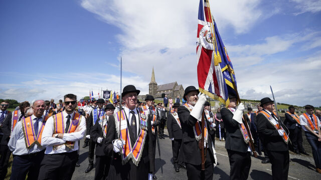 Archívne foto: Členovia Oranžského rádu (Orange Order) pochodujú počas sprievodu pri príležitosti 25. výročia udalostí v Drumcree v meste Portadown v grófstve Armagh v Severnom Írsku, 9. júla 2023