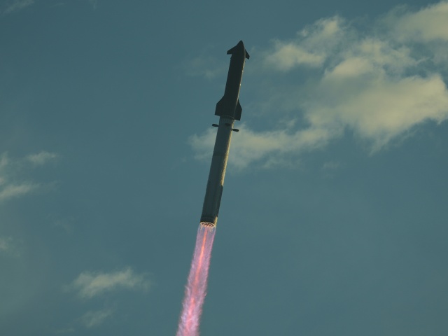 Rozšírené: Raketa Starship prvýkrát dosiahla obežnú dráhu Zeme, vypustí 26 satelitov