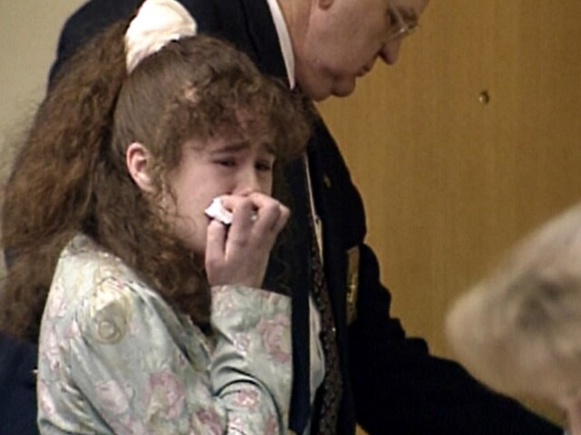 Na tomto zábere z videa, ktorý poskytla televízia WBIR-TV, Christa Pikeová plače po tom, ako ju 30. marca 1996 v Knoxville v štáte Tennessee odsúdili na trest smrti.