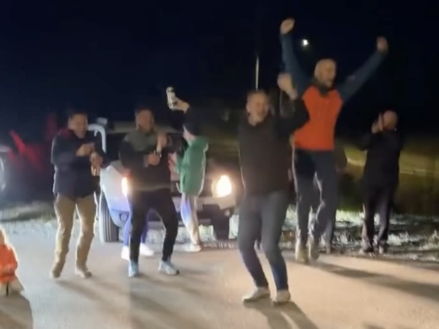 VIDEO: Šampanské, potlesk a radostné pokriky. Čechánky oslavovali pád Tarabu