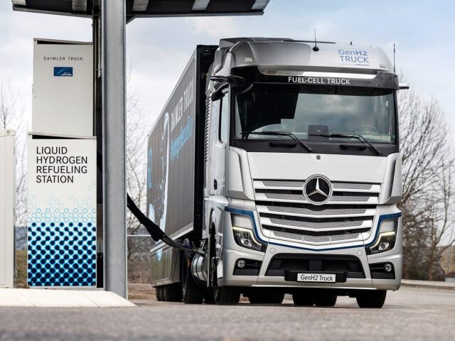 Vodík dostáva druhú šancu. Daimler, Volvo a Toyota ho chcú dostať do kamiónov