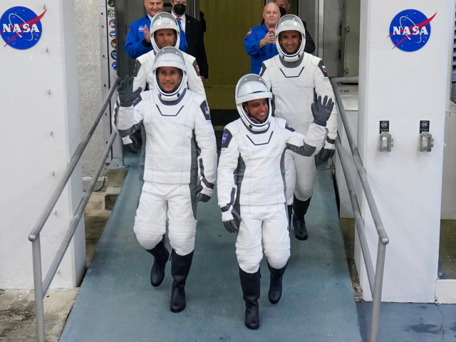 SpaceX vyniesol do vesmíru Američanov, Kanaďana aj Rusa. Čaká ich pol roka mimo Zeme