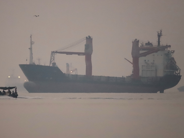 Kľúčová tepna opäť v plameňoch. V Hormuzskom prielive hlásia nový útok na tanker