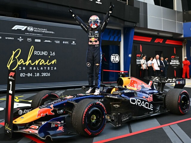 Chaos v Sepangu, dvakrát odklad a neskorý štart. Po desiatich mesiacoch vyhral Verstappen