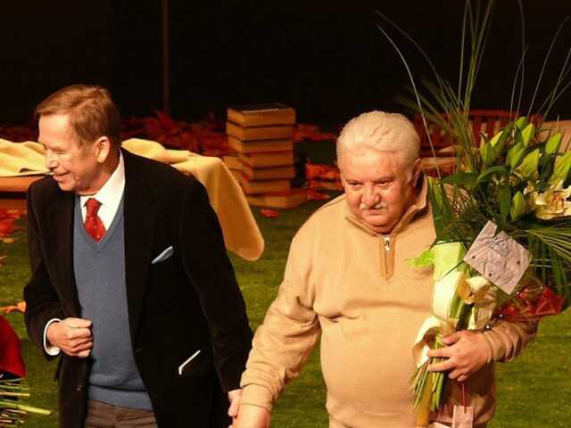 Václav Havel a Marián Labuda pri klaňačke počas uvedenia Havlovej hry Odchádzanie v SND.