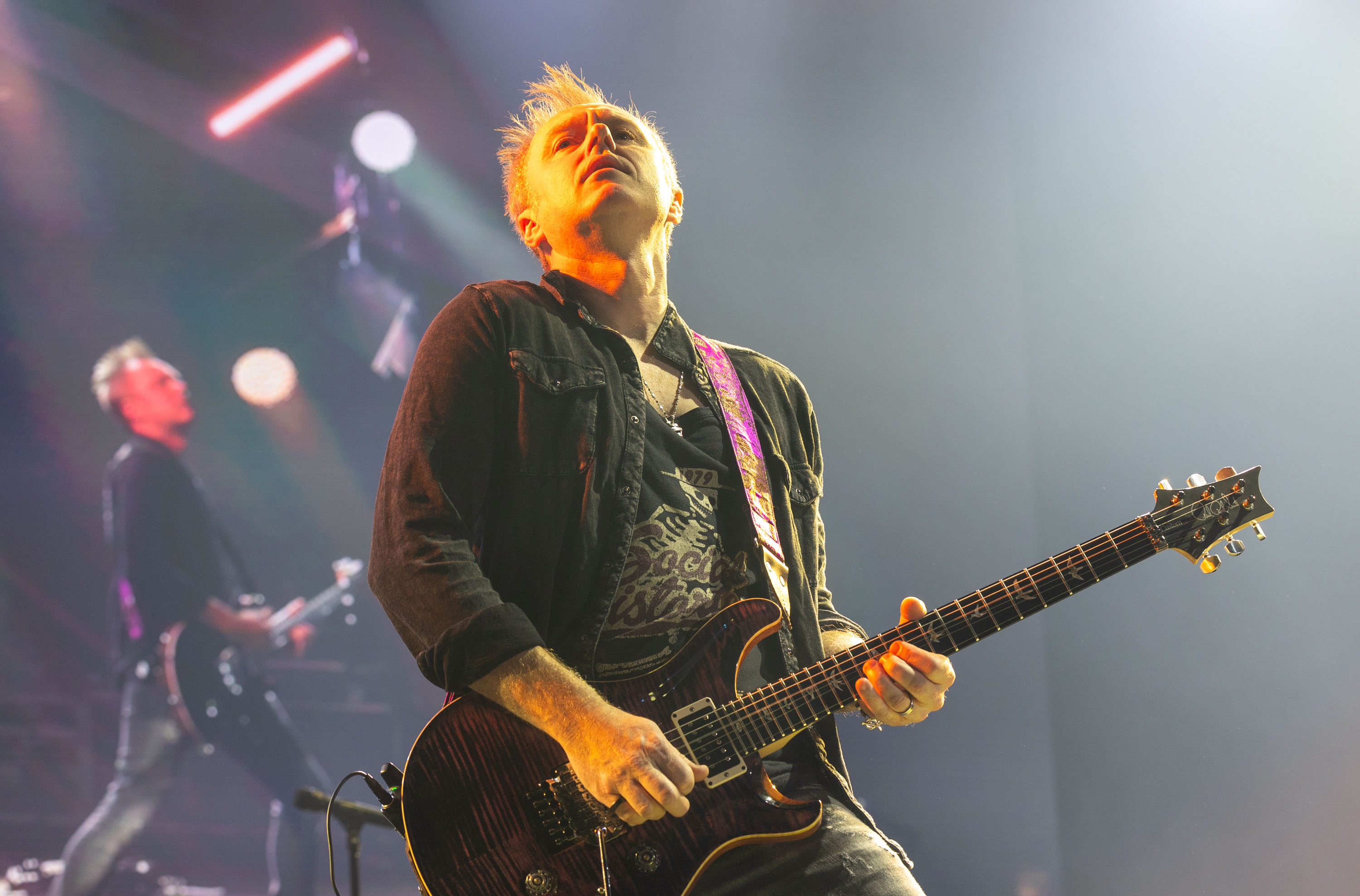 Gitarista Simon McBride.
