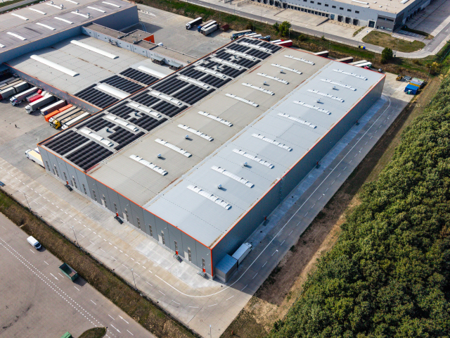 Rozšírené logistické centrum Gebrüder Weiss v Senci na Slovensku má v súčasnosti 29 450 m² a slúži ako centrum zmluvnej logistiky a európskej distribúcie.