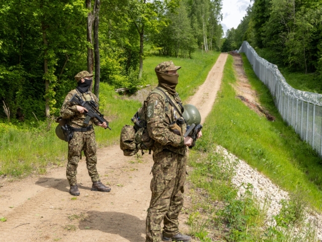 Agresívni ozbrojenci z Bieloruska vtrhli do Lotyšska a udreli. Armáda zasiahla