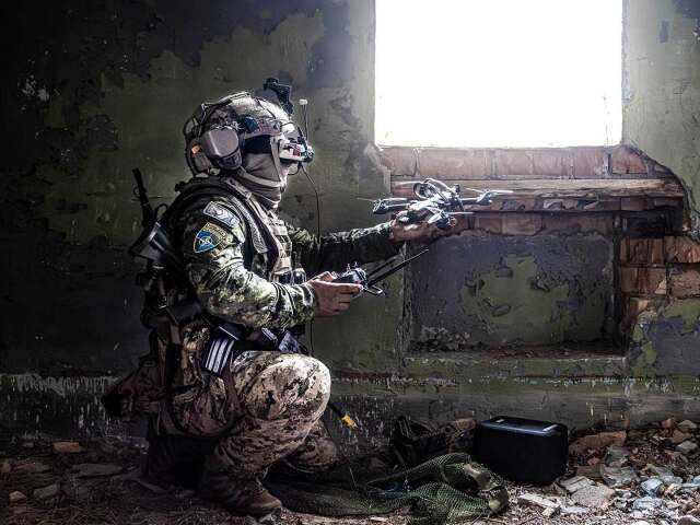Vojak, NATO, drony, armáda, Kanadský vojak