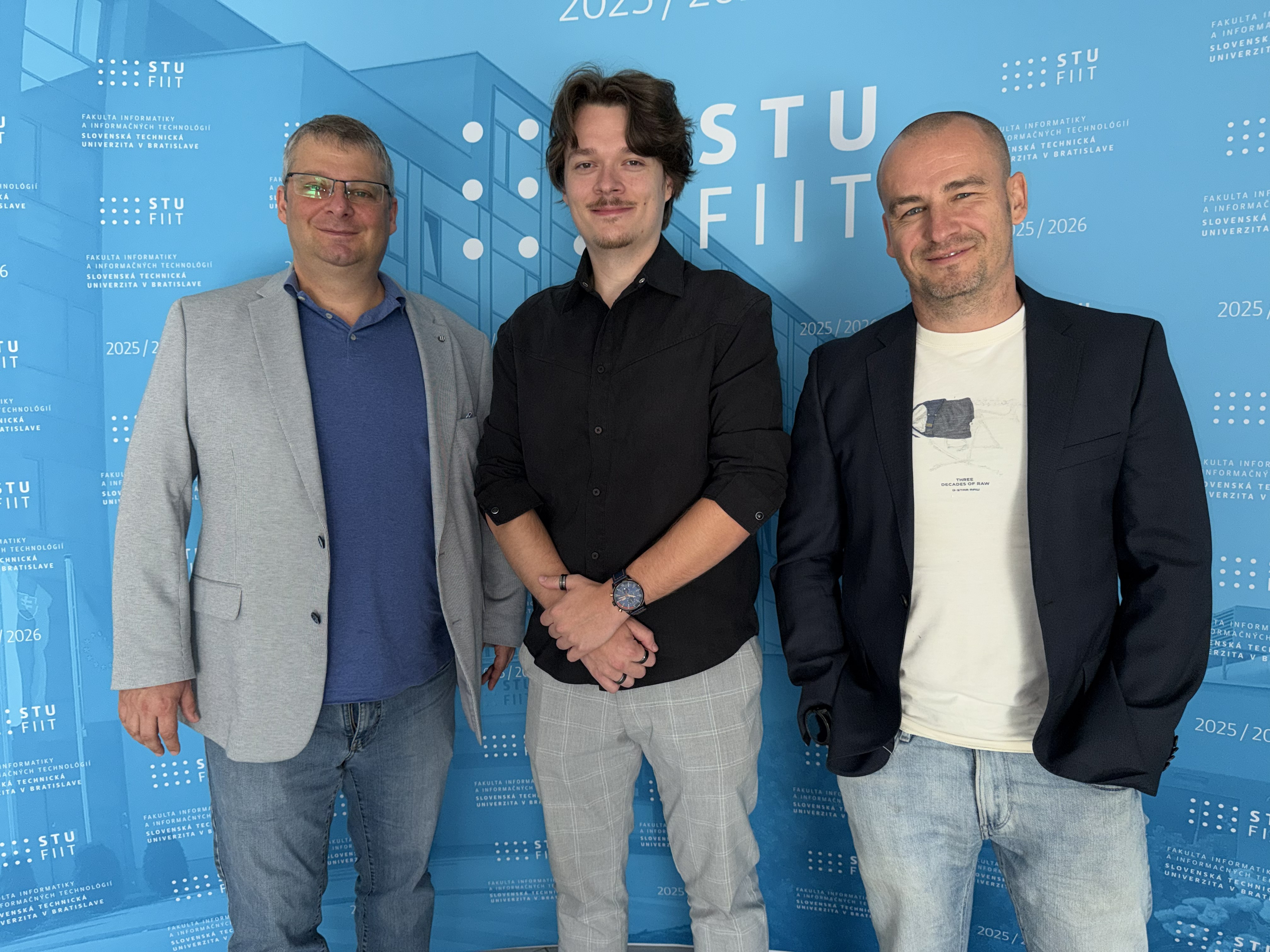 Trojica autorov úspešného článku, ktorý vyšiel v prestížnom vedeckom časopise Scientific Data. Zľava Michal Ries, Matej Petrík a Martin Sabo z Fakulty informatiky a informačných technológií Slovenskej technickej univerzity (FIIT STU) v Bratislave.
FIIT STU
