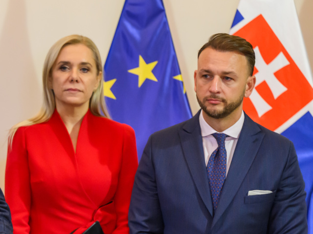 Kauza kozmetičky v dozornej rade má dohru. Inšpekcia vyšetruje Šutaja Eštoka aj Sakovú, tvrdí Holečková
