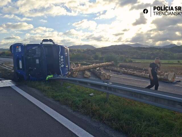 Na D1 pri Beluši sa prevrátil kamión s drevom. Diaľnica na Žilinu je úplne neprejazdná, obmedzenia platia aj opačne