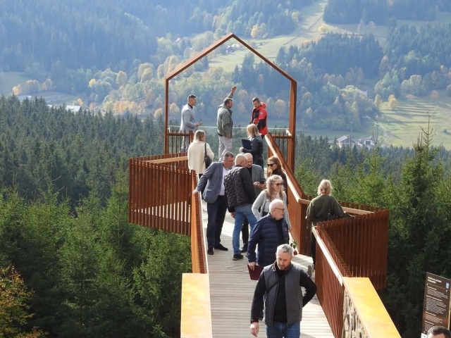 Na Slovensku pribudla unikátna bezbariérová vyhliadka. Ohuruje panorámou na populárnu horu s chrámom
