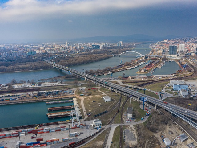 Bratislava má problém s parkovaním. Záchytné miesta sa ráno plnia, veľký projekt za 15 miliónov mešká