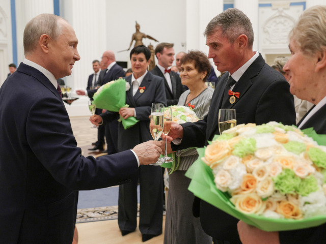 Zagratulovať, zverejniť, doložiť. Unikli pokyny ku gratuláciám Putinovi. Aj úprimnosť mala svoj manuál