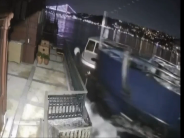VIDEO: Trajekt “upratal” jachtu, potom si to namieril k 200-ročnej vile